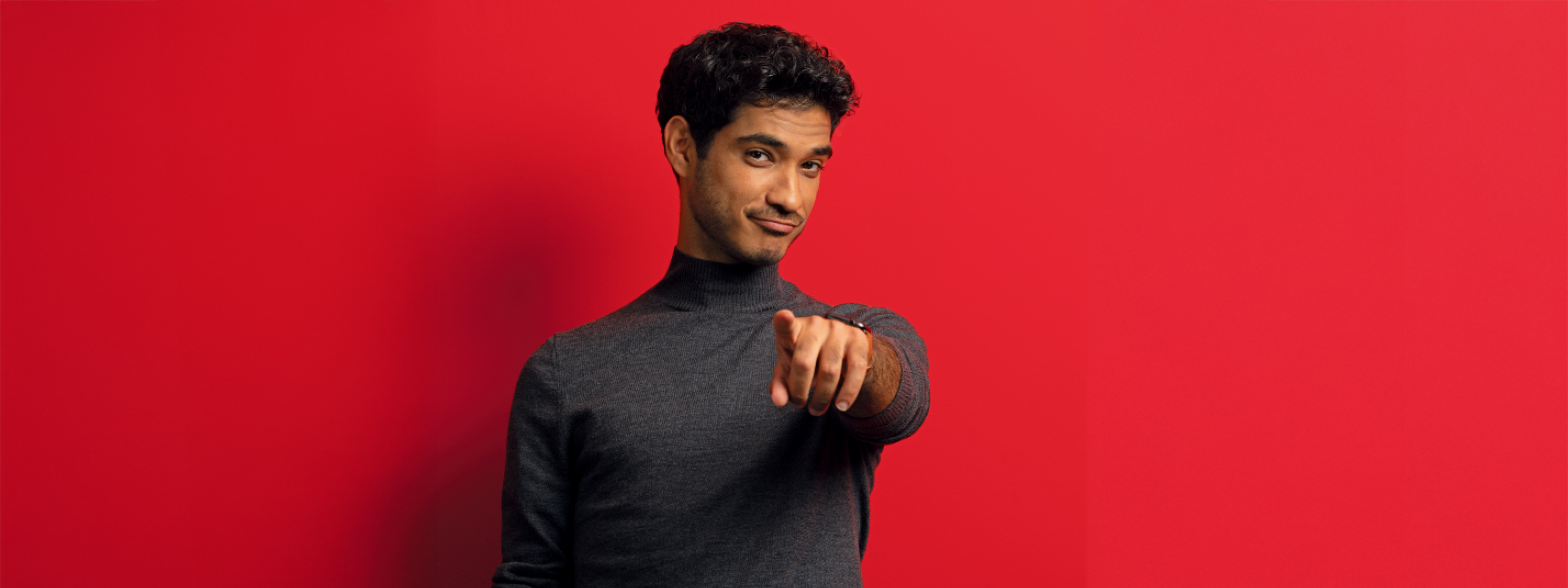 junger mann der auf dich zeigt